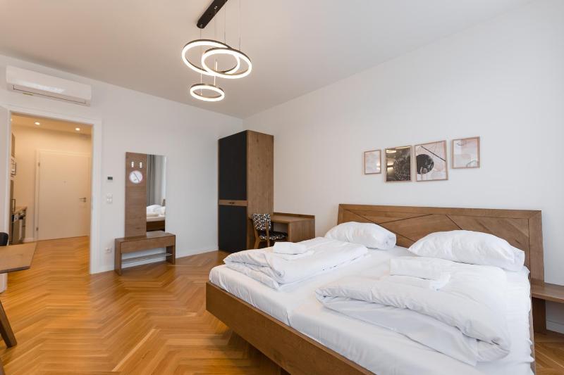 Deluxe Studio image 3