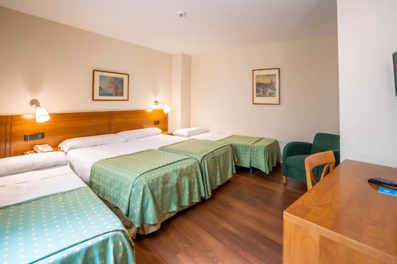 Double Room with two Extra Beds image 4