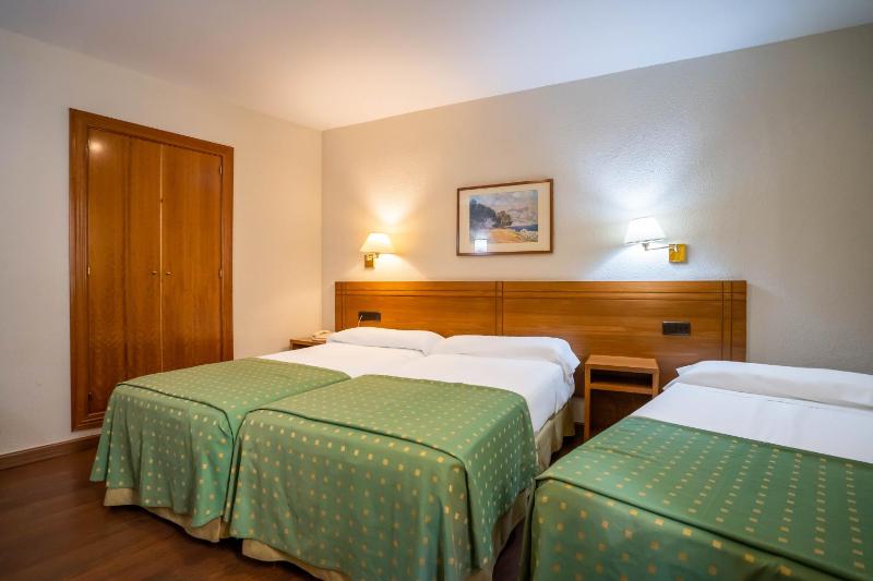 Double Room with Extra Bed image 1