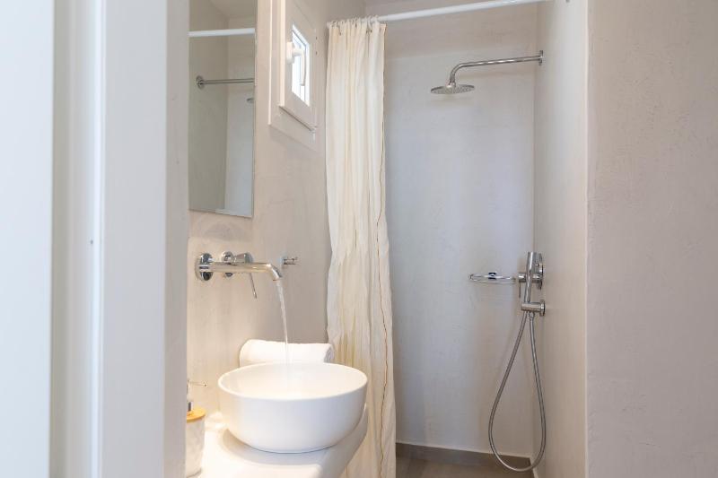 Double Room with Balcony image 4