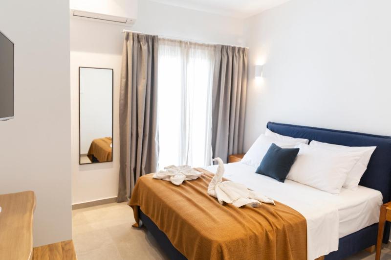 Double Room with Balcony image 3