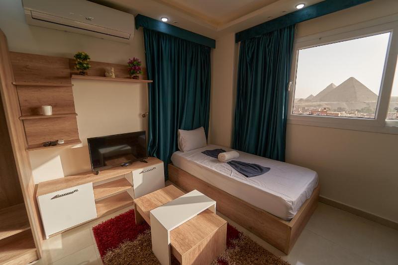 Deluxe Suite with Pyramids View image 2