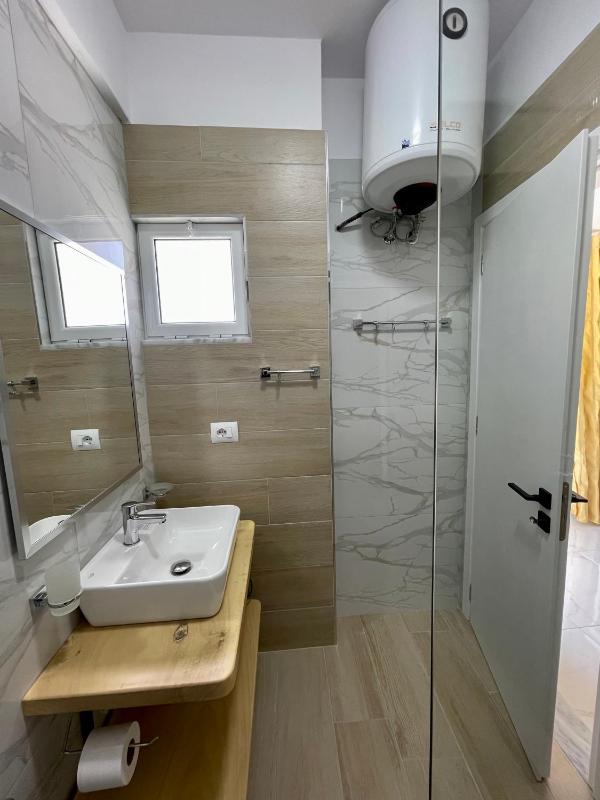 Saranda Lotus One Bedroom - image 2