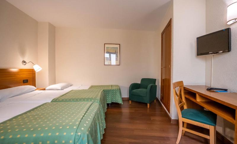 Double Room with two Extra Beds image 3