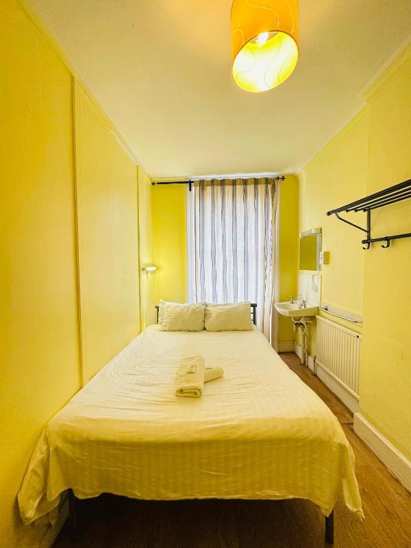 Basic Double Room with Shared Bathroom image 4