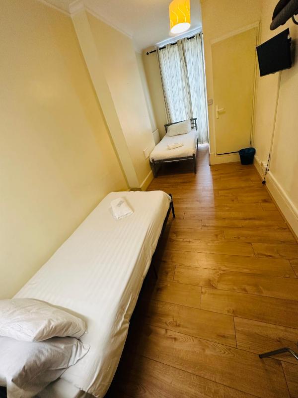 Basic Twin Room with Shared Bathroom image 4