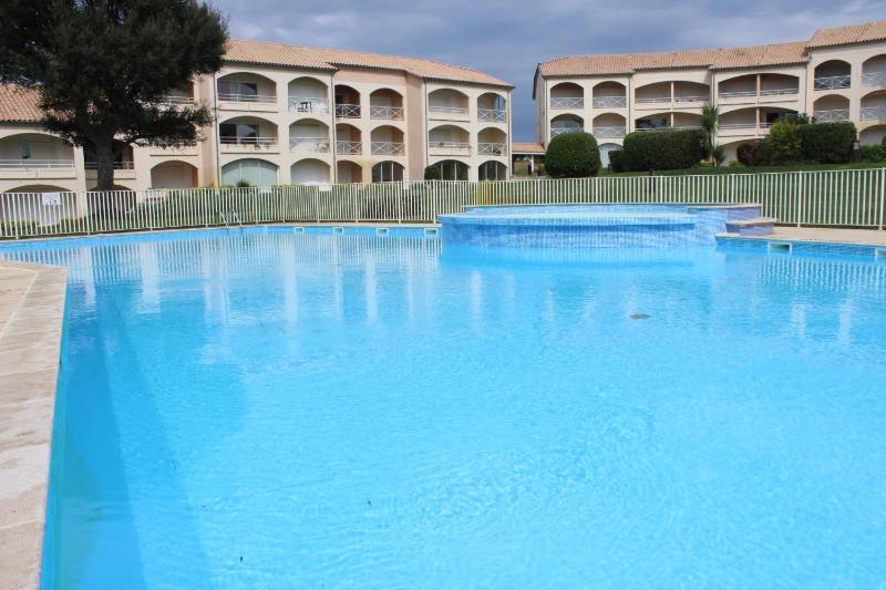 One-Bedroom Apartment with Pool View image 1