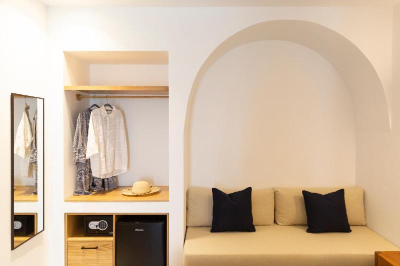 Triple Room with Balcony image 4