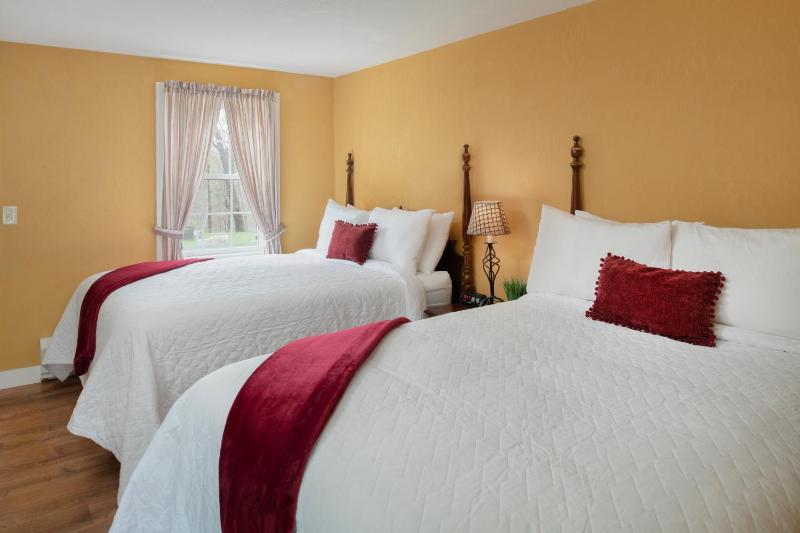Two Queen Bed Room in Room in Main Inn or Salt Box image 3
