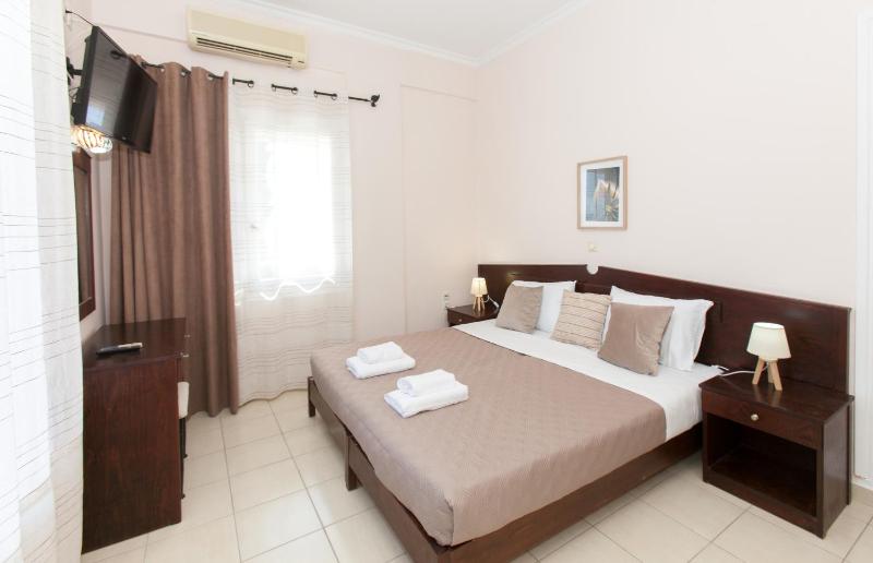 Double Room with Pool View image 1