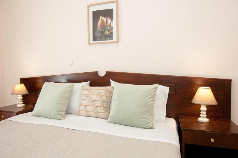 Double Room with Pool View image 4