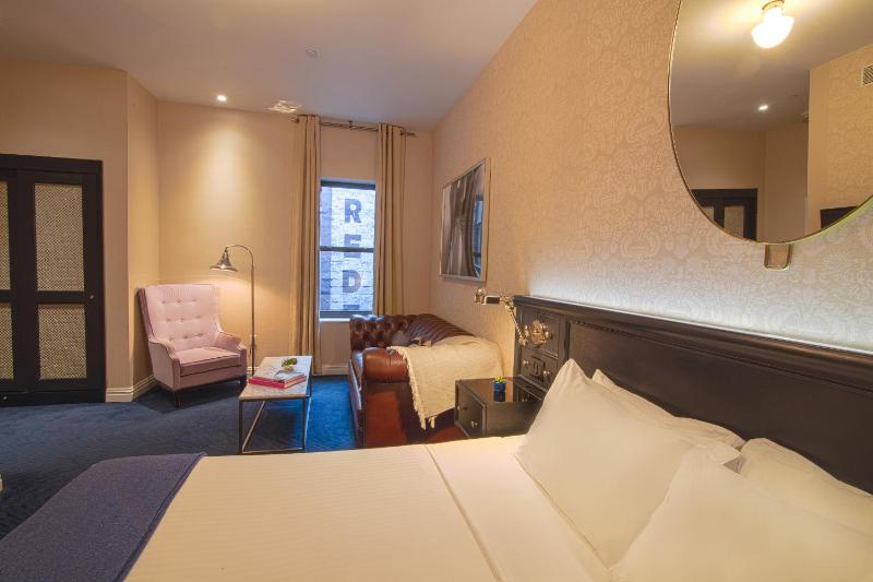 Junior Suite 1 King Bed & Sofa Bed image 2