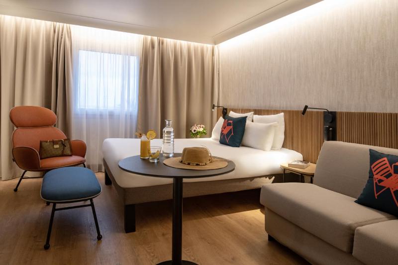 Superior Queen Room with Sofa image 4