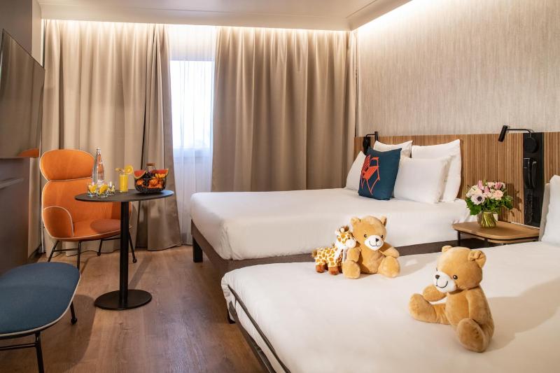 Superior Queen Room with Sofa image 2