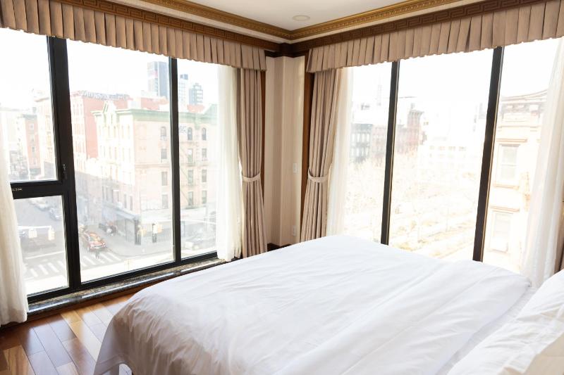 Deluxe King Room image 2