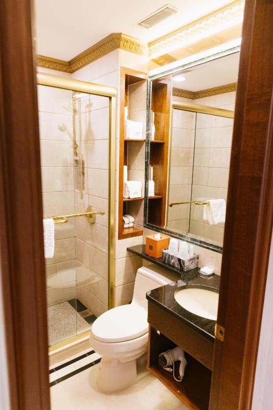 Double Room with Balcony image 2