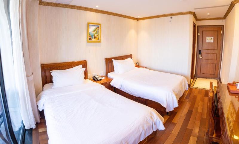 Double Room with Balcony image 3