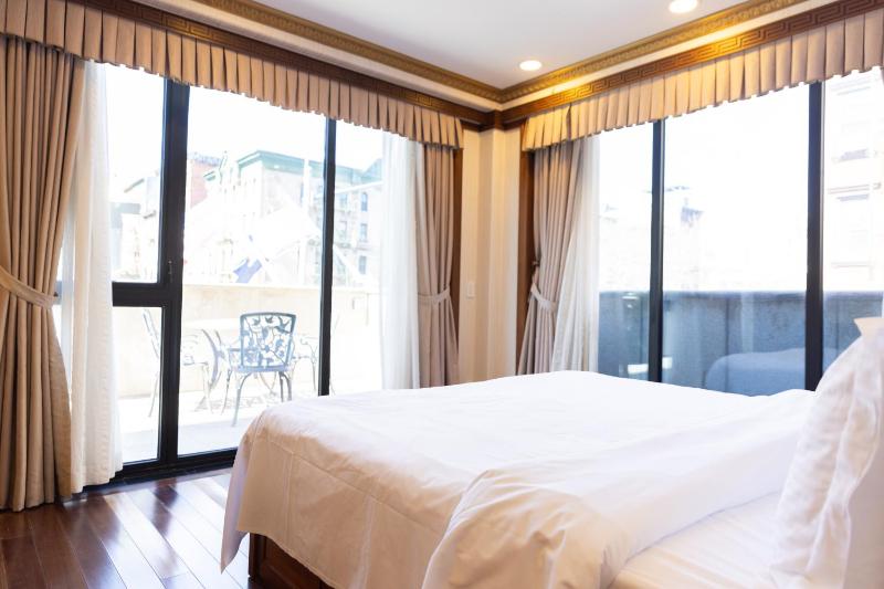 King Room with Balcony image 3