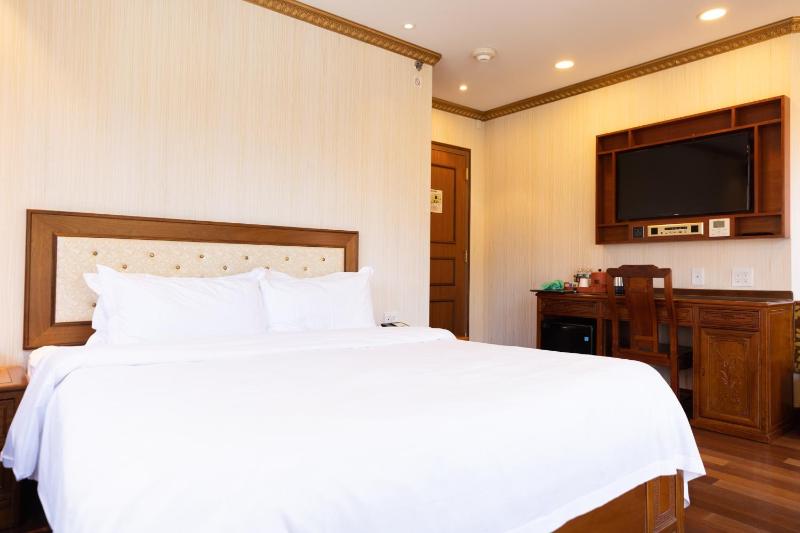 King Room with Balcony image 2