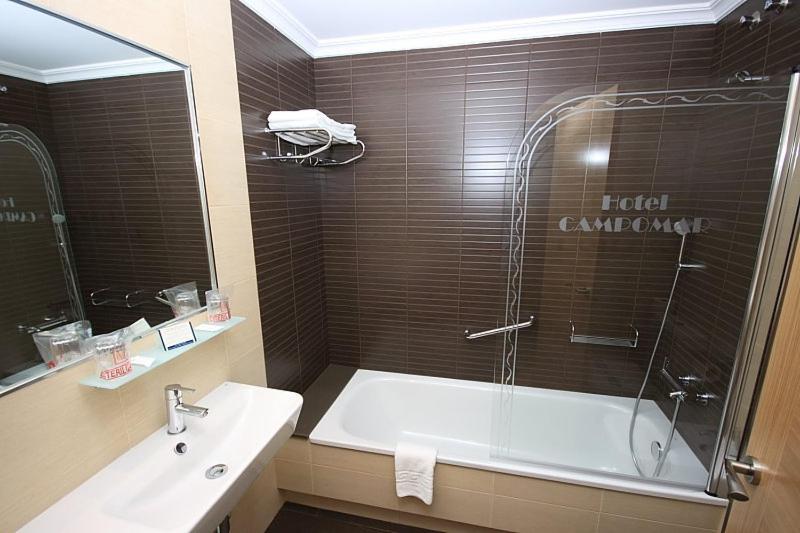 Double or Twin Room image 3