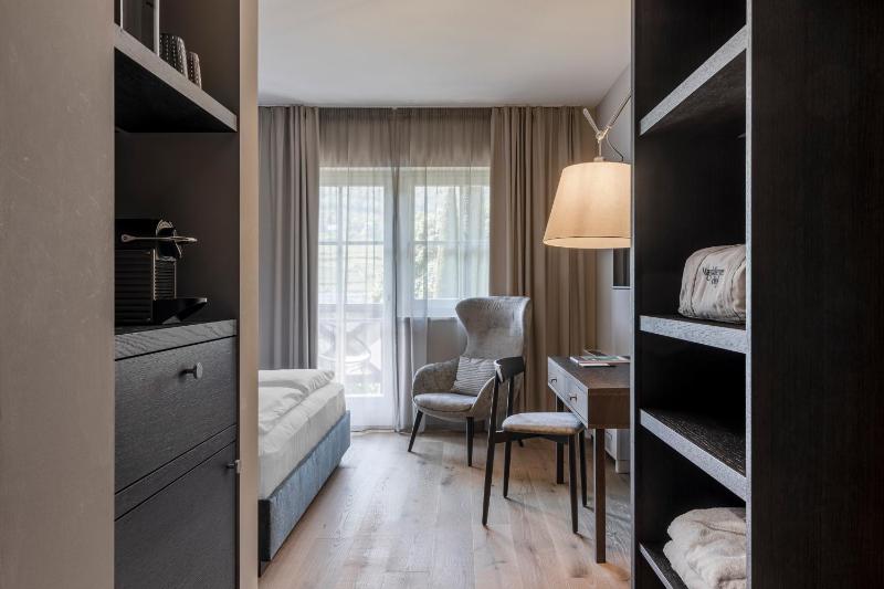 Premium Double Room image 3
