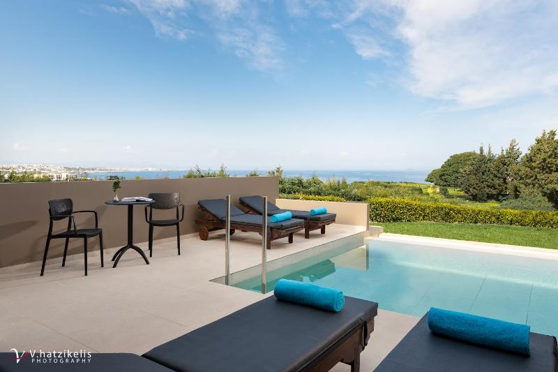 Deluxe Double Room with Sea View image 3