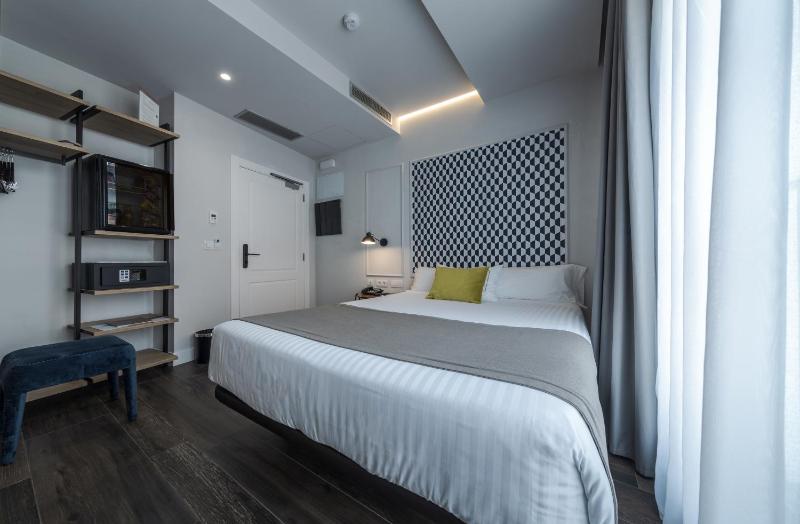 Small Single Room image 4
