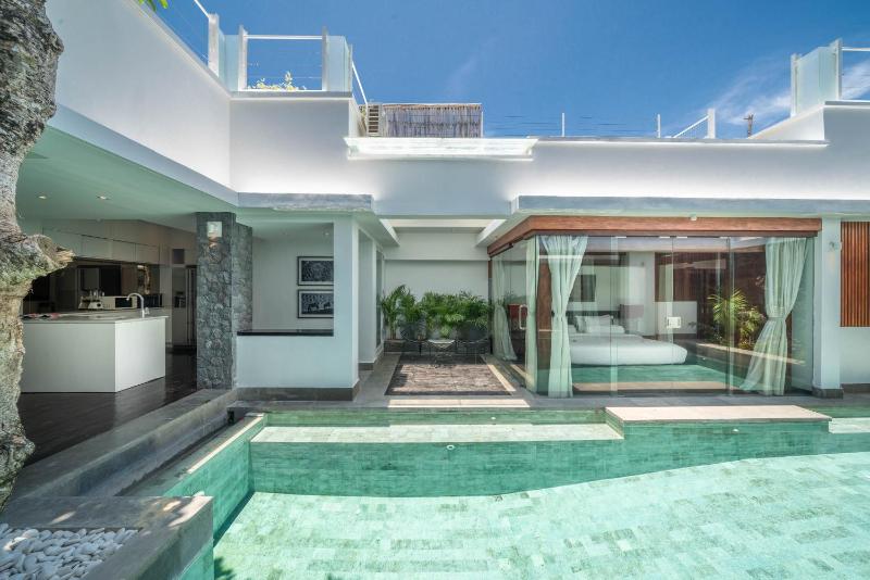Villa Tykhe - Modern Balinese 4BR Pool Villa in Central Seminyak - image 20