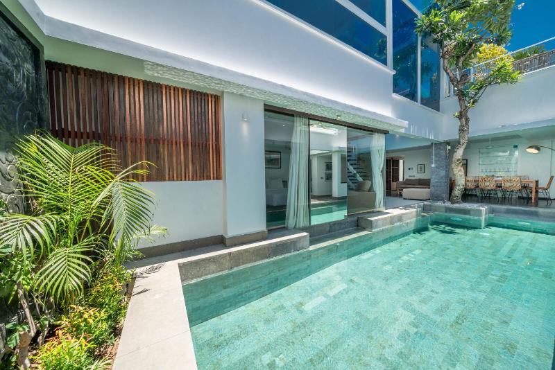 Villa Tykhe - Modern Balinese 4BR Pool Villa in Central Seminyak - image 16