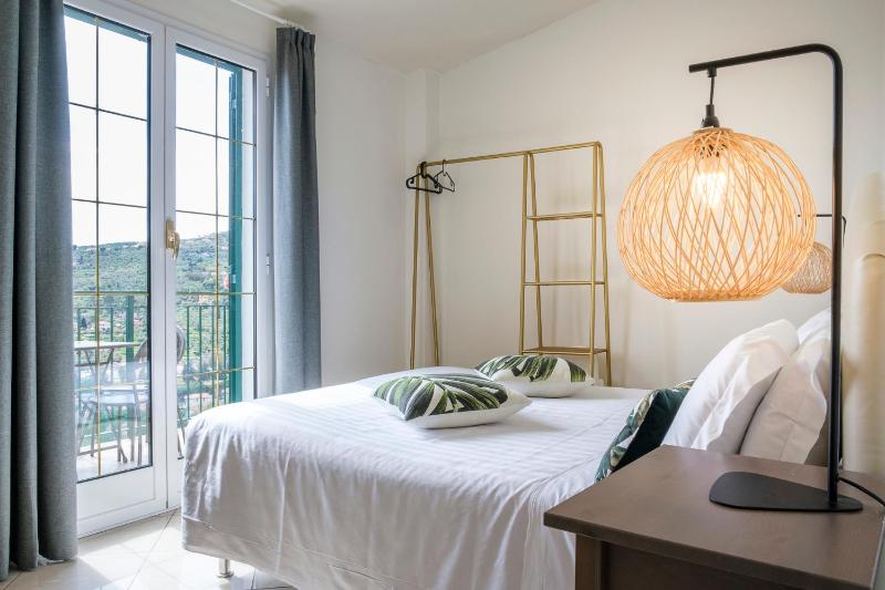 One-Bedroom Apartment image 4