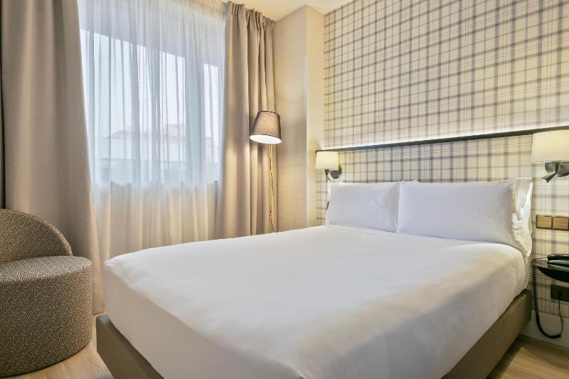 Small Double Room image 1