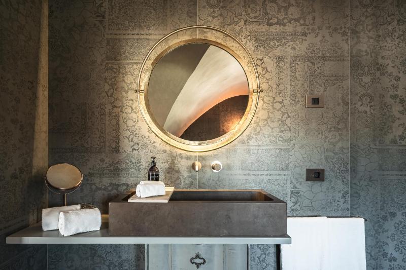 Deluxe Double or Twin Room image 2