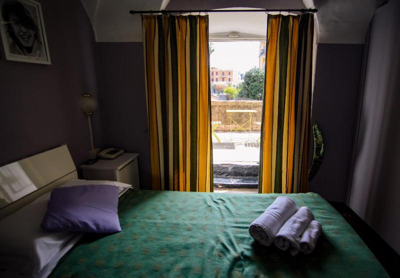 Single Room image 3