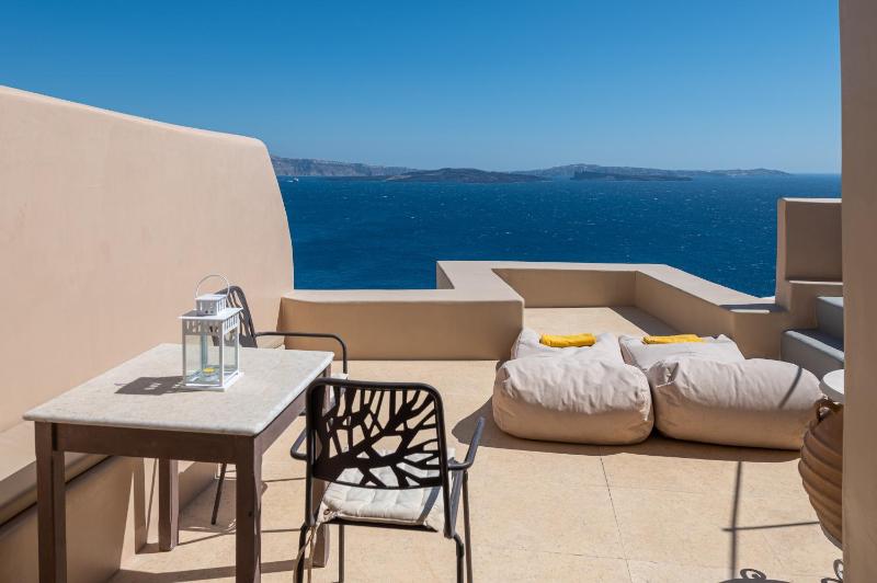 Honeymoon Suite with Private Outdoor Hot Tub  image 1