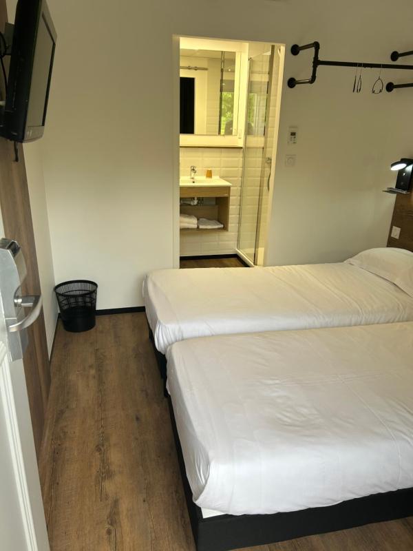 Twin Room image 3