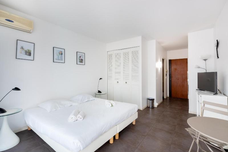 City view Studio with Terrace 11 image 3