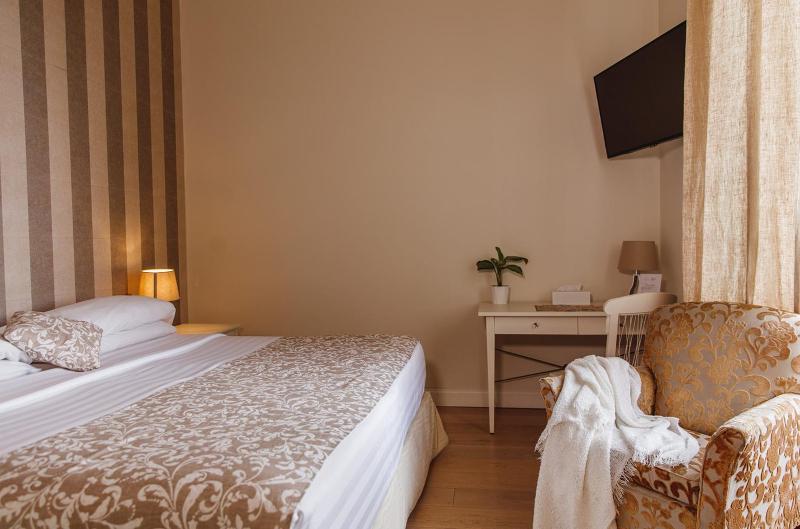 Deluxe Room image 4