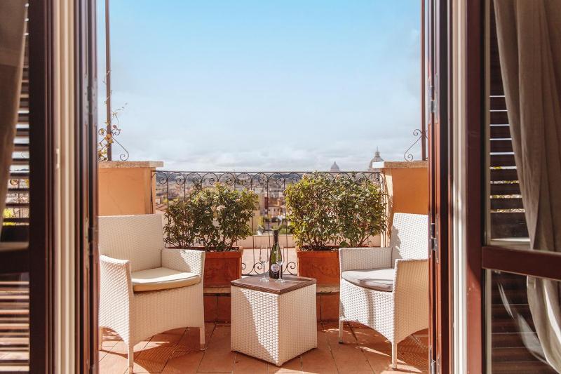Junior Suite with Balcony image 3