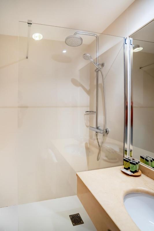Double or Twin Room with Extra Bed and Terrace (3 Adults) image 2