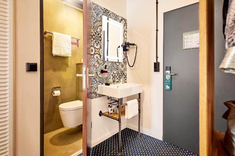 Single Room image 4