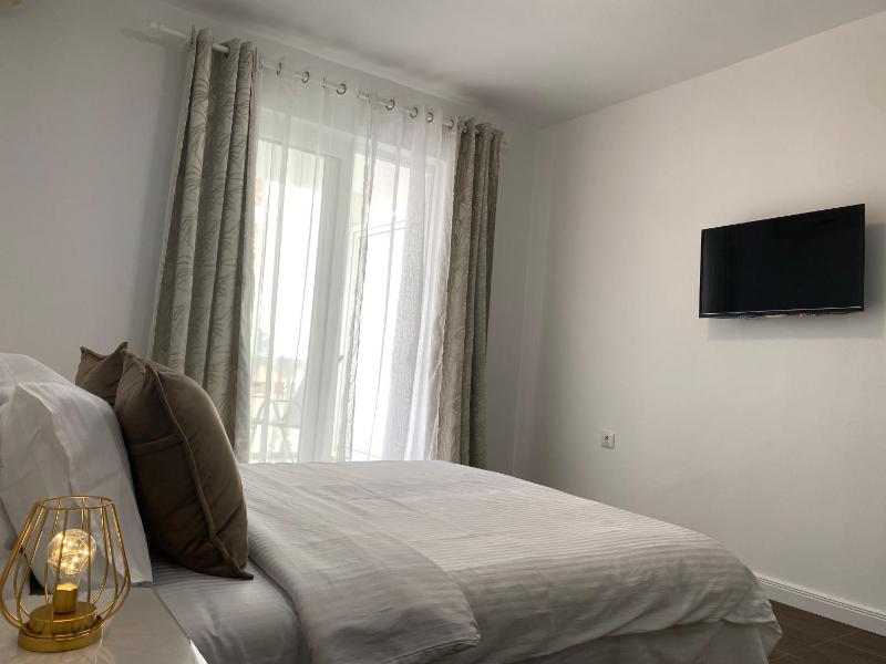 Studio Apartment with Sea View image 3