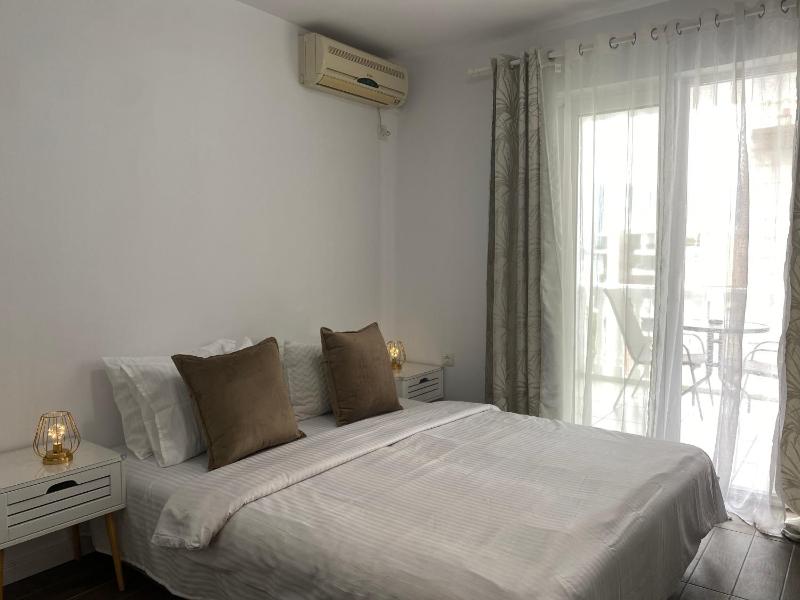 Studio Apartment with Sea View image 2