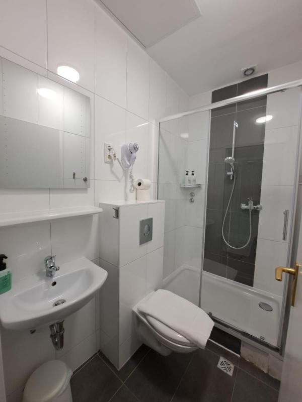 Twin Room image 4