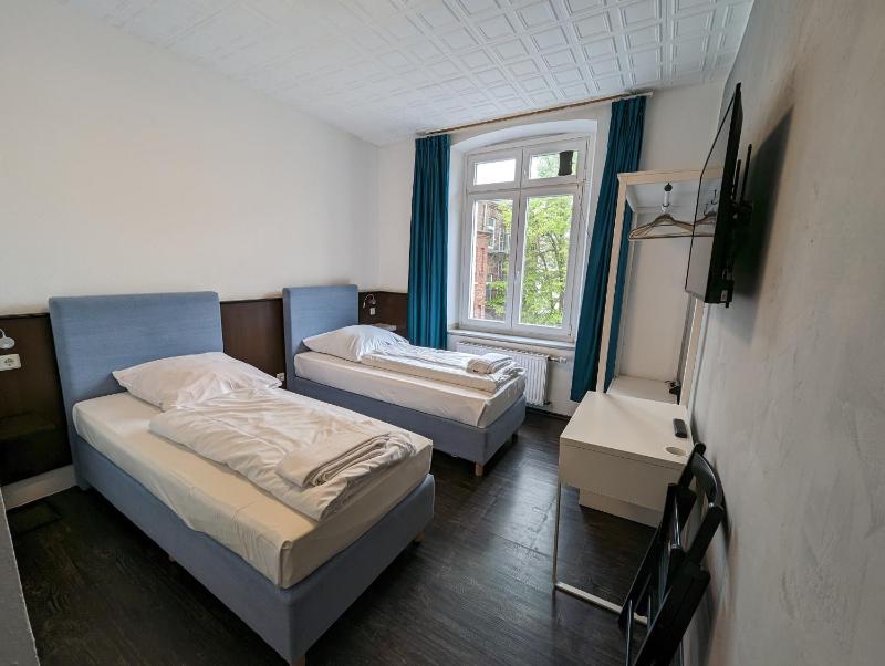 Twin Room image 3