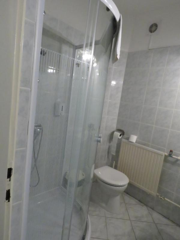 Standard Queen Room image 4