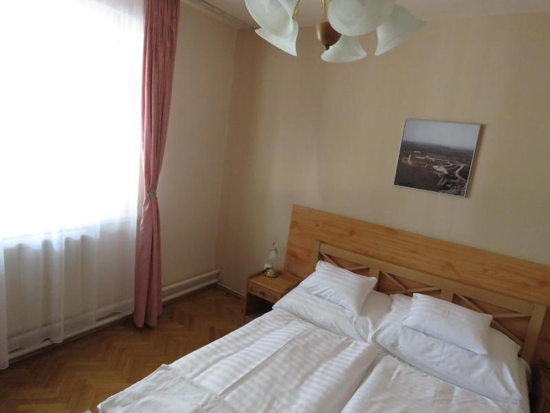 Standard Queen Room image 4