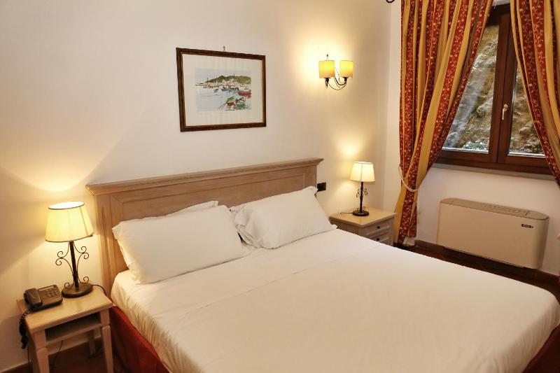 One-Bedroom Suite with Park View image 4