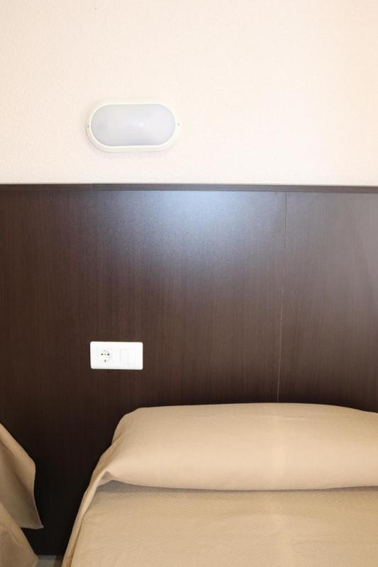 Standard Single Room with Shared Bathroom image 1