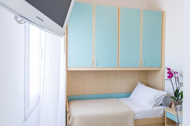 Single Room with Sea View image 3