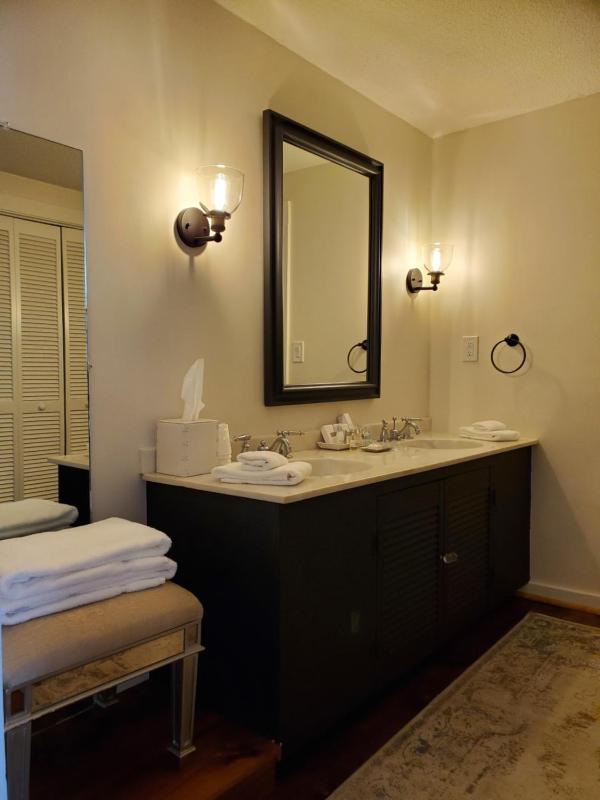 Superior King Suite image 3